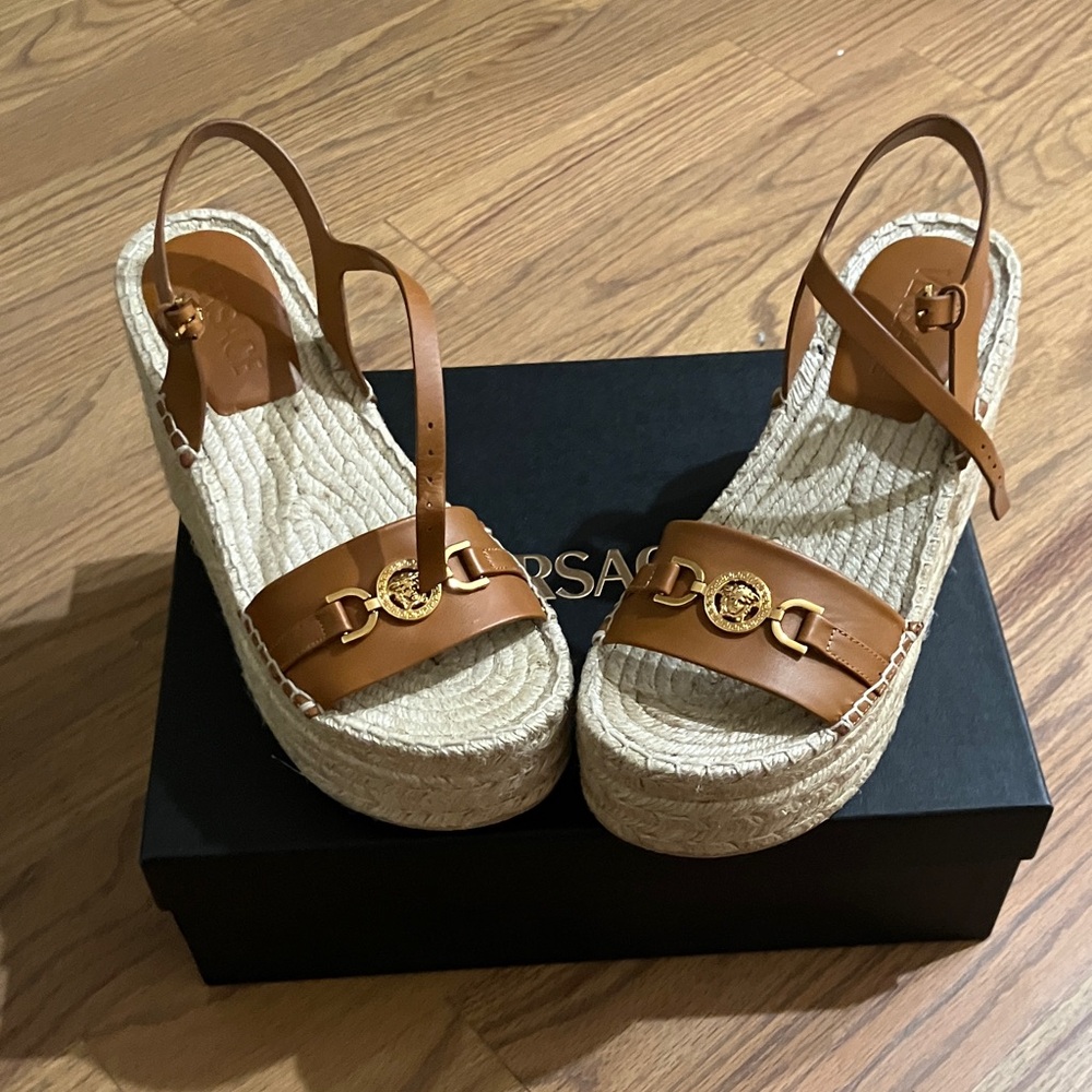 NIB AUTHENTIC Medusa Leather Wedge Espadrille Sandals SIZE 38